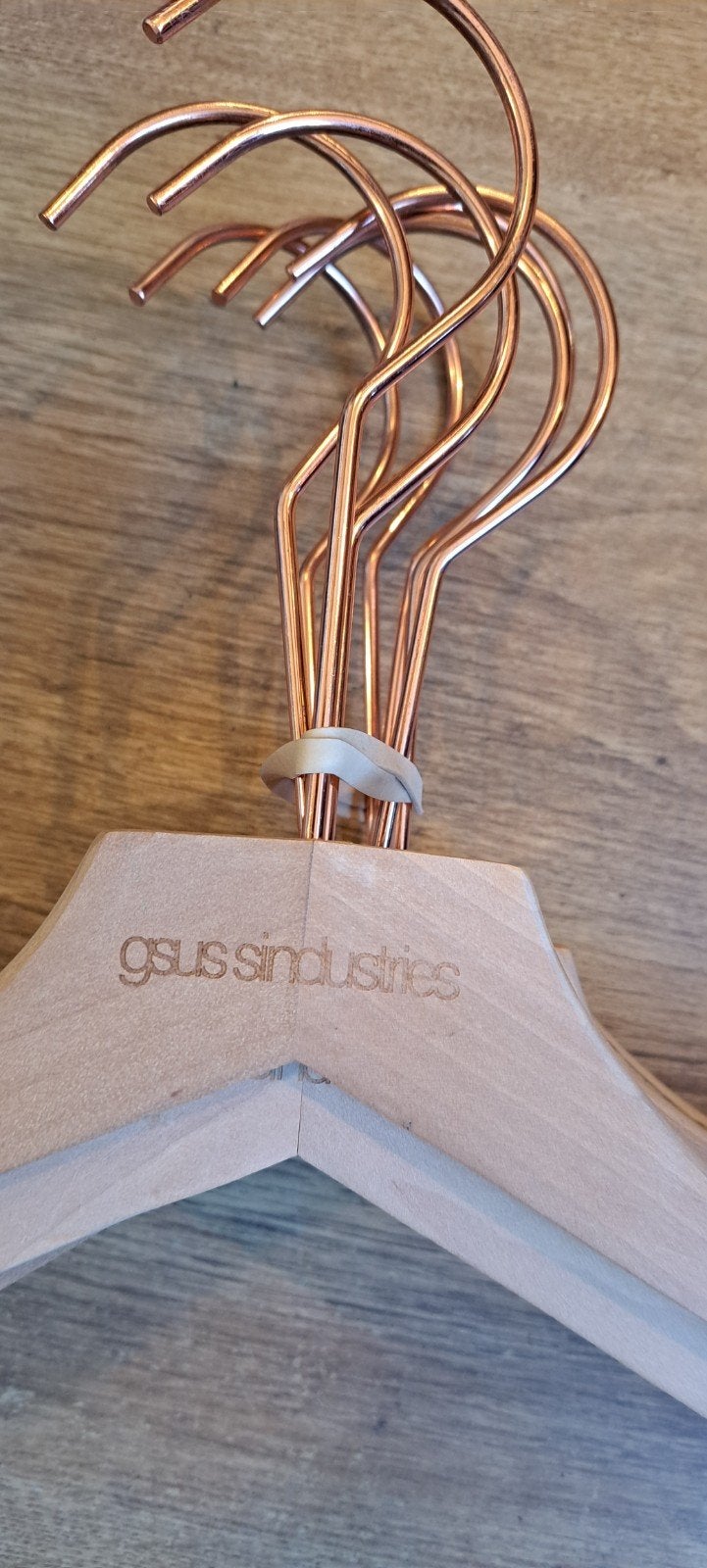 8 Gsus houten kledinghangers met koperen haak (10 stuks), Gebruikt, Gsus Industries, Onbekend, Ophalen of Verzenden