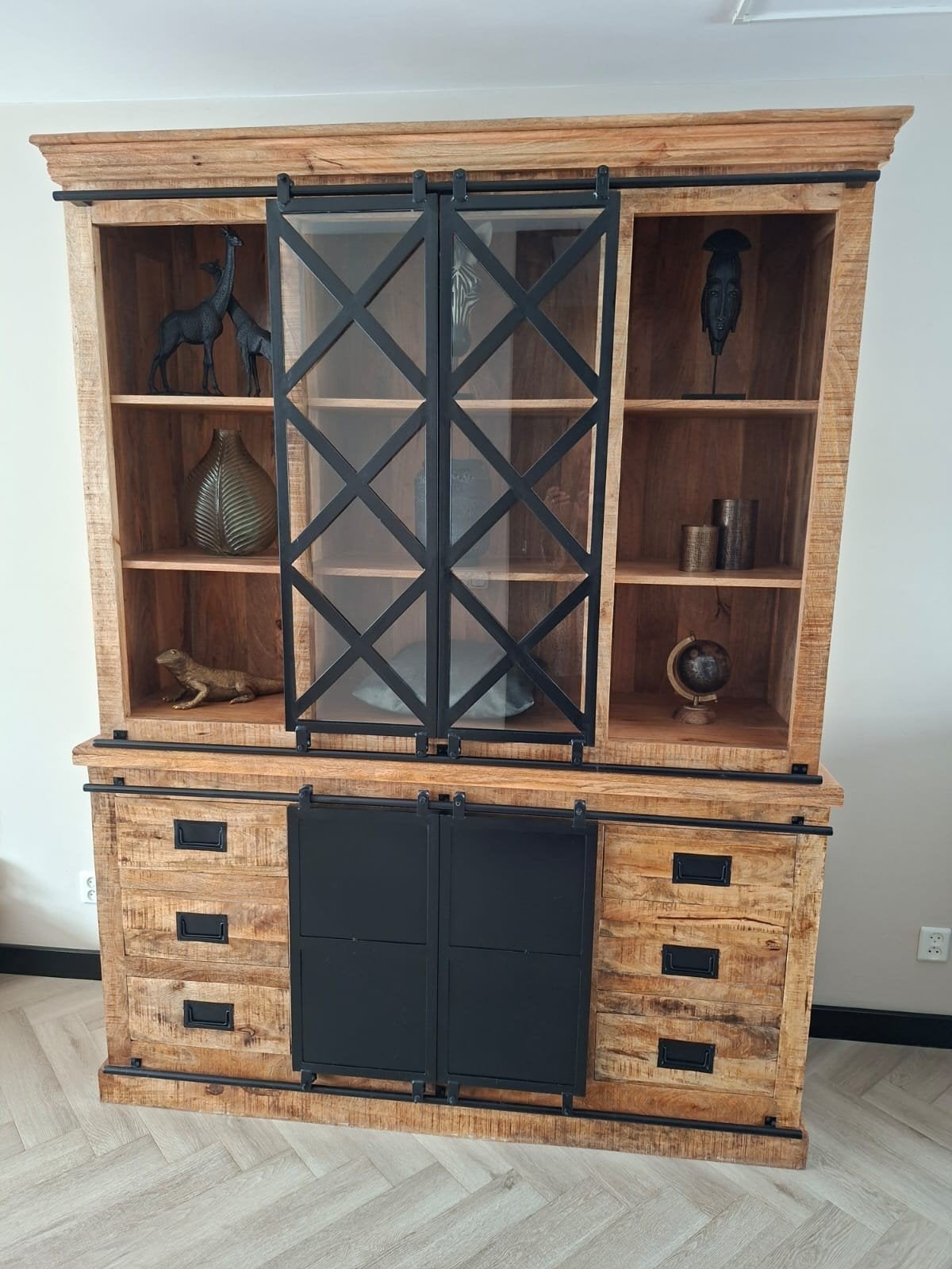 Grote mango houten vitrinekast met schuifdeuren, Huis en Inrichting, Kasten | Vitrinekasten, Ophalen, 200 cm of meer, 150 tot 200 cm