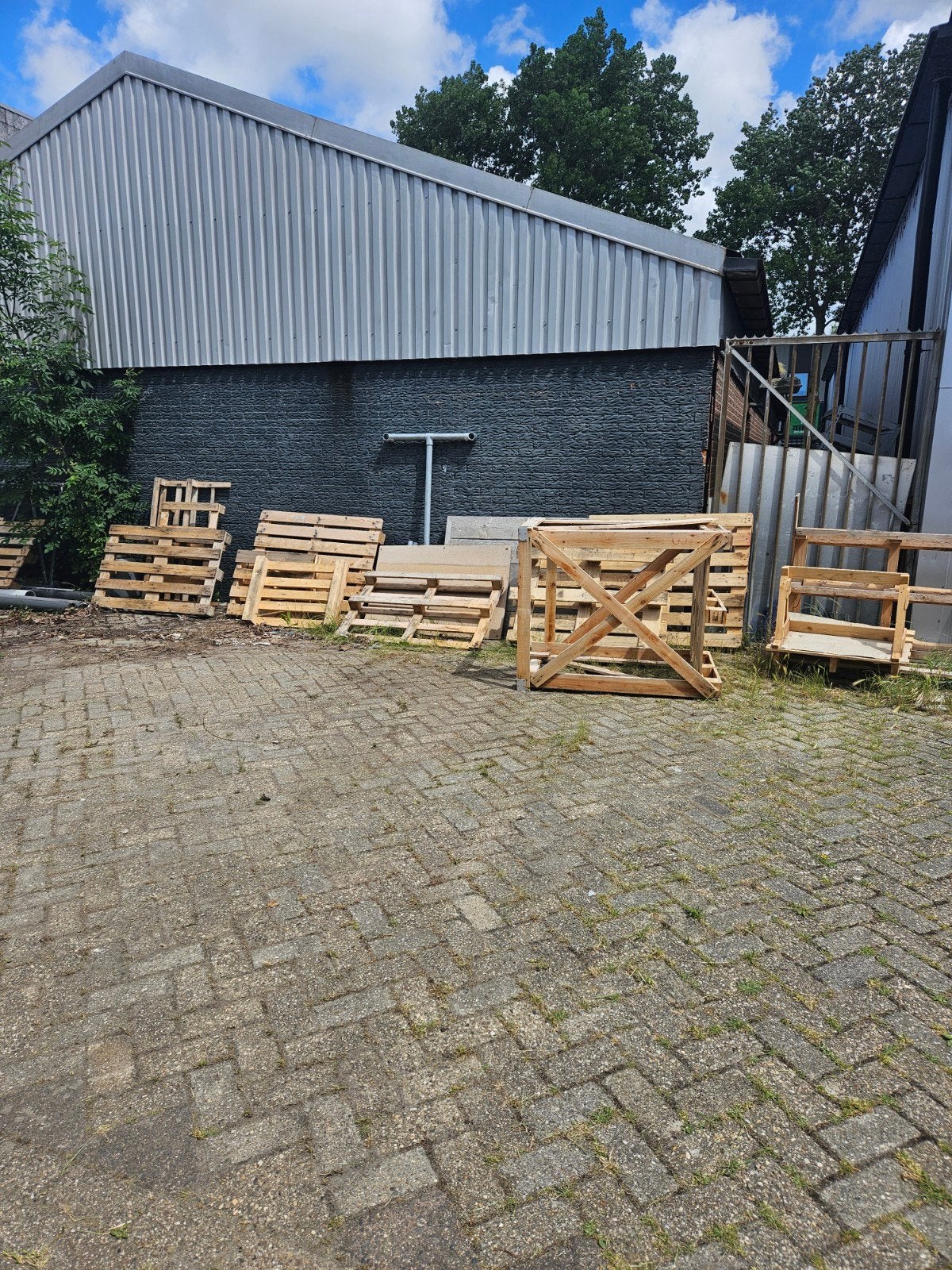 Gratis af te halen: Diverse pallets en houten constructies, Ophalen, Gebruikt, Pallet