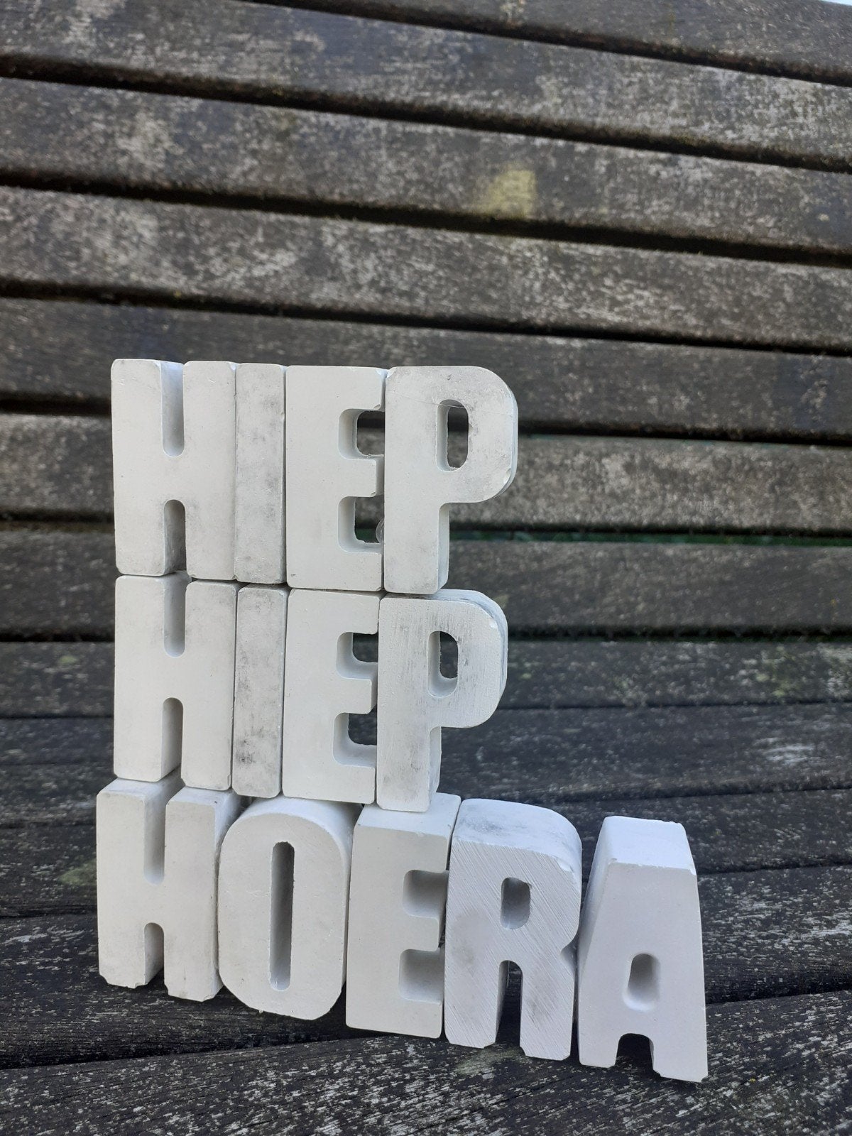 Decoratieve letters "Hiep Hiep Hoera" van steen, Ophalen, Nieuw, Modern, Wit