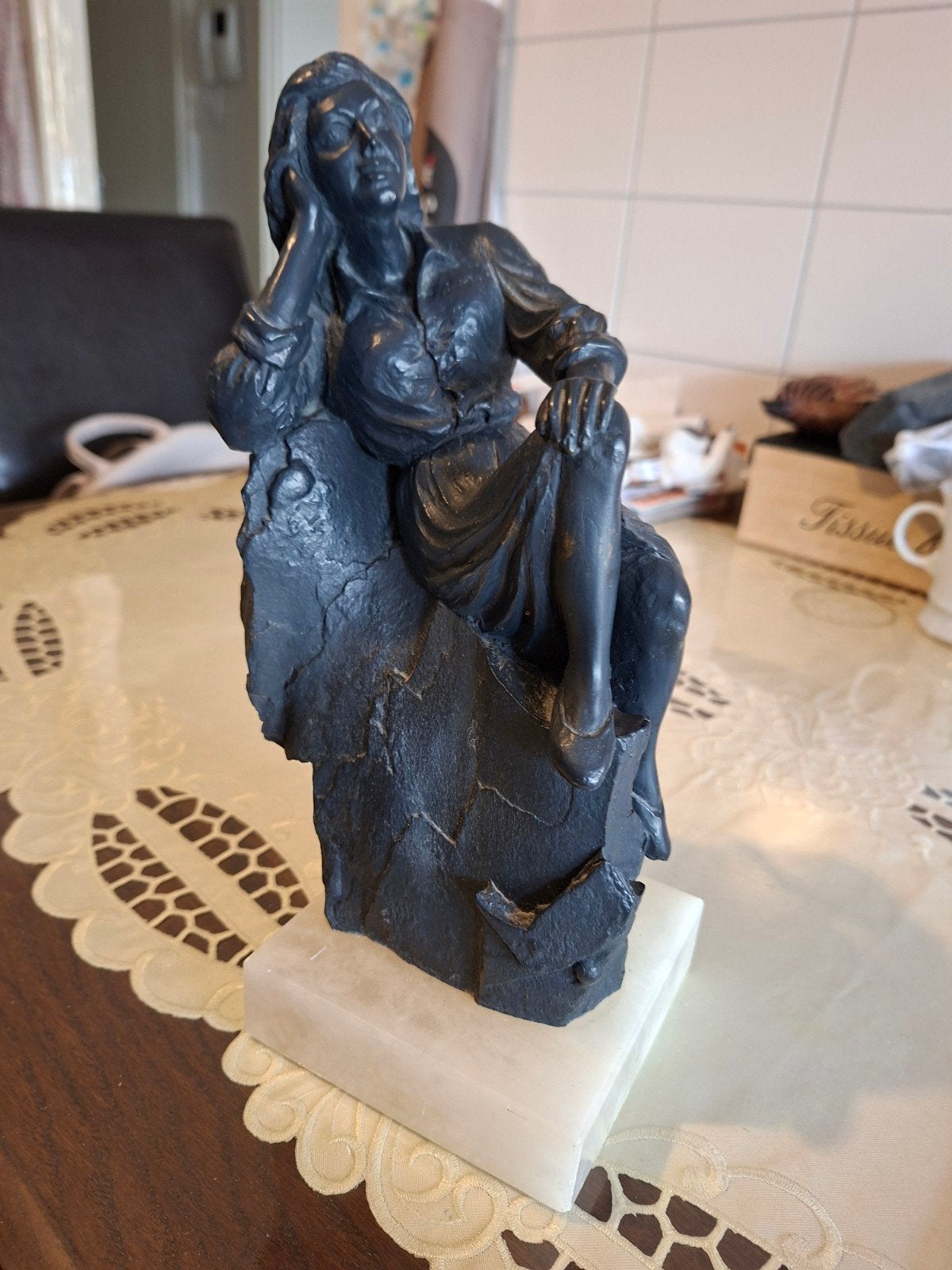 Mooi zwart vrouwenbeeld op marmeren sokkel, Ophalen, Beeld, 20 - 50 cm, Zwart