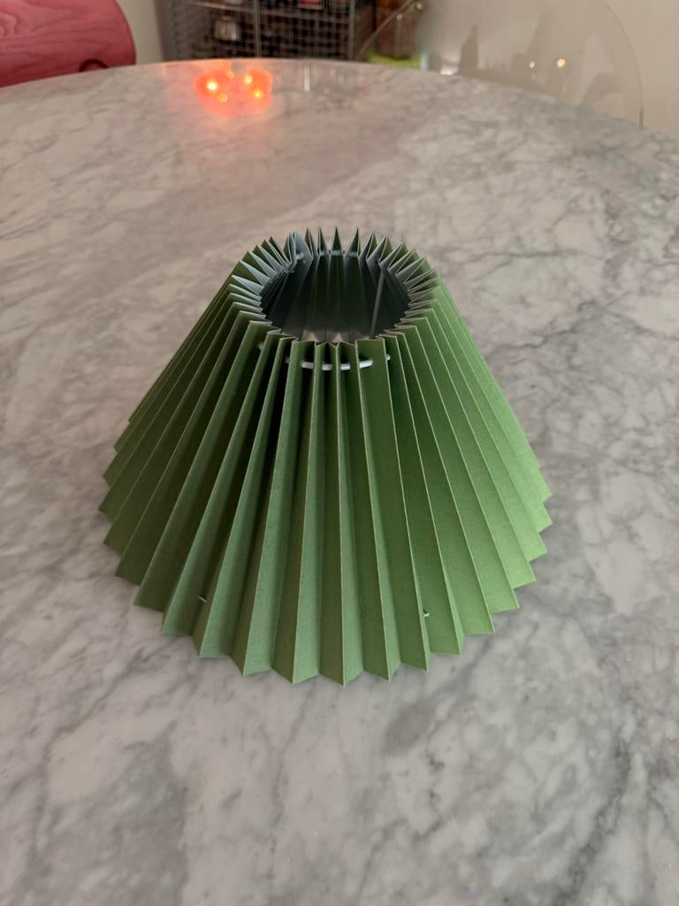 Groene plissé lampenkap - Ø 33 cm, 21 cm hoog, Ophalen of Verzenden, Gebruikt, Groen, Rond