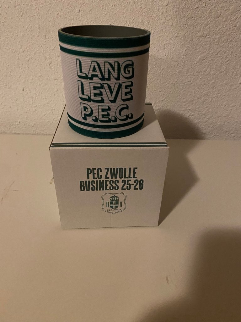 PEC Zwolle aanvoerdersband – nieuw, Verzamelen, Speldjes, Pins en Buttons, Ophalen of Verzenden, Nieuw, Sport