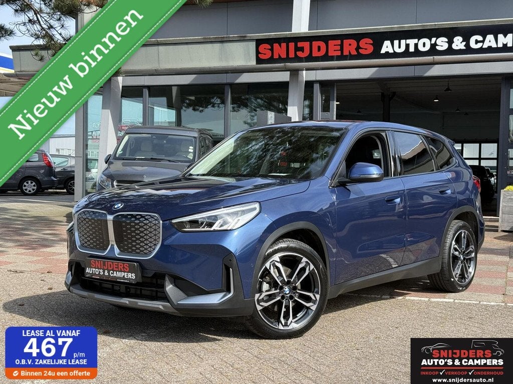 BMW iX1 eDrive20 67 kWh Shadow line 07-2024, Auto's, BMW, Stof, Gebruikt, Zwart, Met garantie (alle)