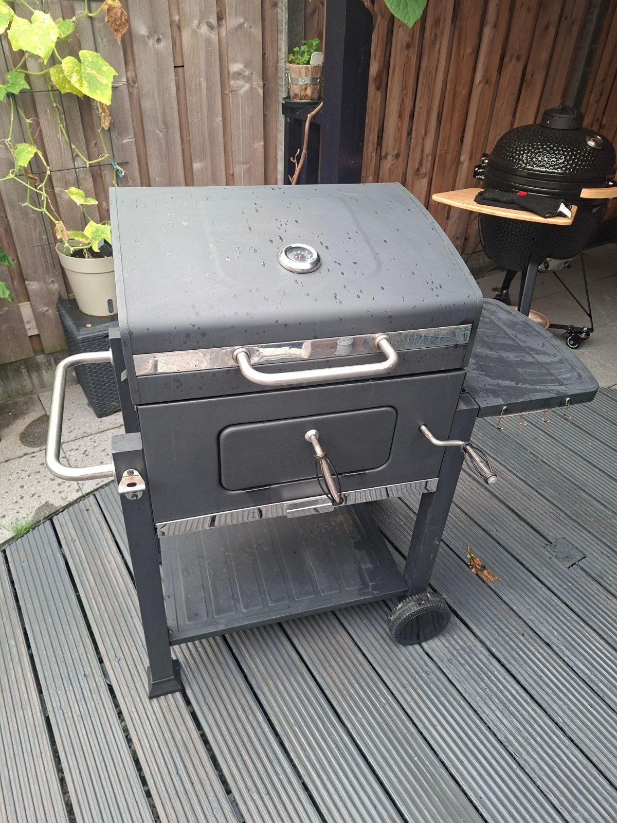 Gebruikte houtskool BBQ met zijtafels en wielen, Ophalen, Gebruikt