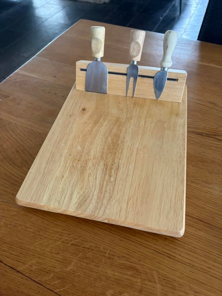 Serveerplank met 3 mesjes, Huis en Inrichting, Keuken | Keukenbenodigdheden, Hout, Snij-/serveerplank, Ophalen of Verzenden, Zo goed als nieuw