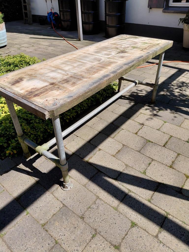 Robuuste houten tafel met metalen onderstel, Tuin en Terras, Ophalen of Verzenden, Gebruikt, Rechthoekig, Hout