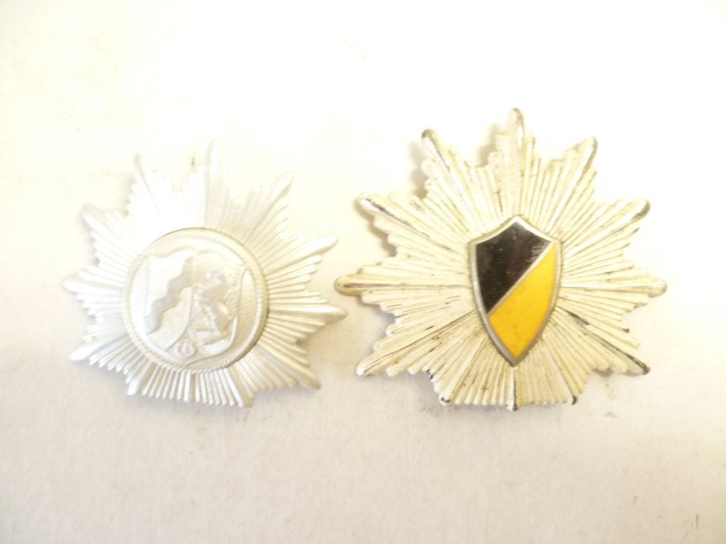 Duitse Politie 2 stuks Pet Embleem met bevestigings pinnen., Ophalen of Verzenden, Overige soorten, Duitsland, Embleem of Badge
