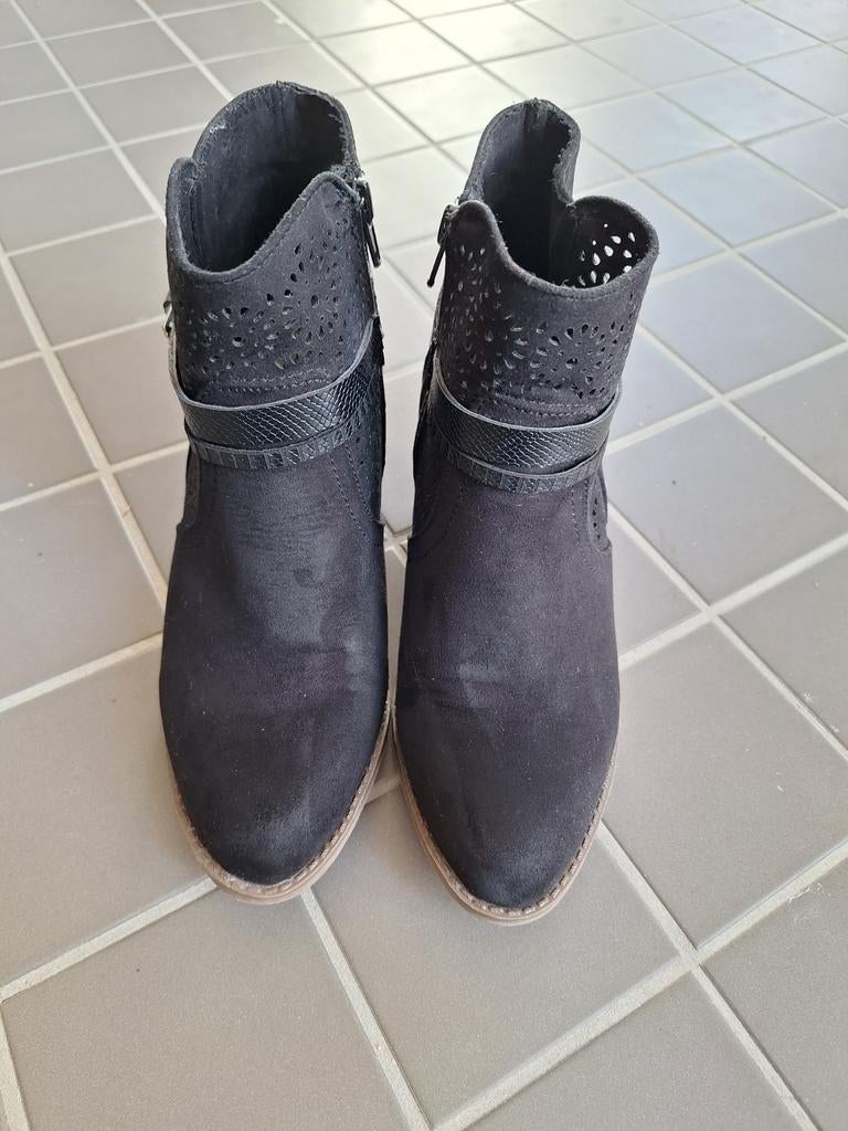 Suede enkellaarsjes met mooie details - Maat 39, Ophalen of Verzenden, Zo goed als nieuw, Zwart, Lage of Enkellaarzen