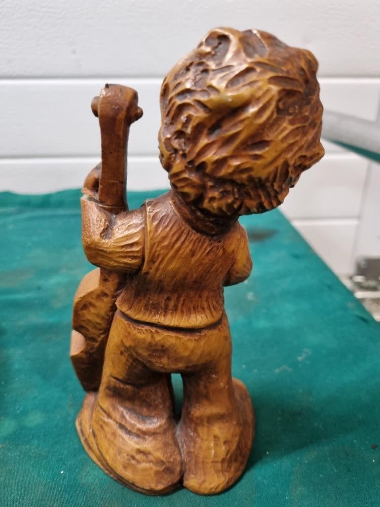 beeld jongen met cello vintage , hans schirmer, Verzamelen, Beelden en Beeldjes, Ophalen of Verzenden