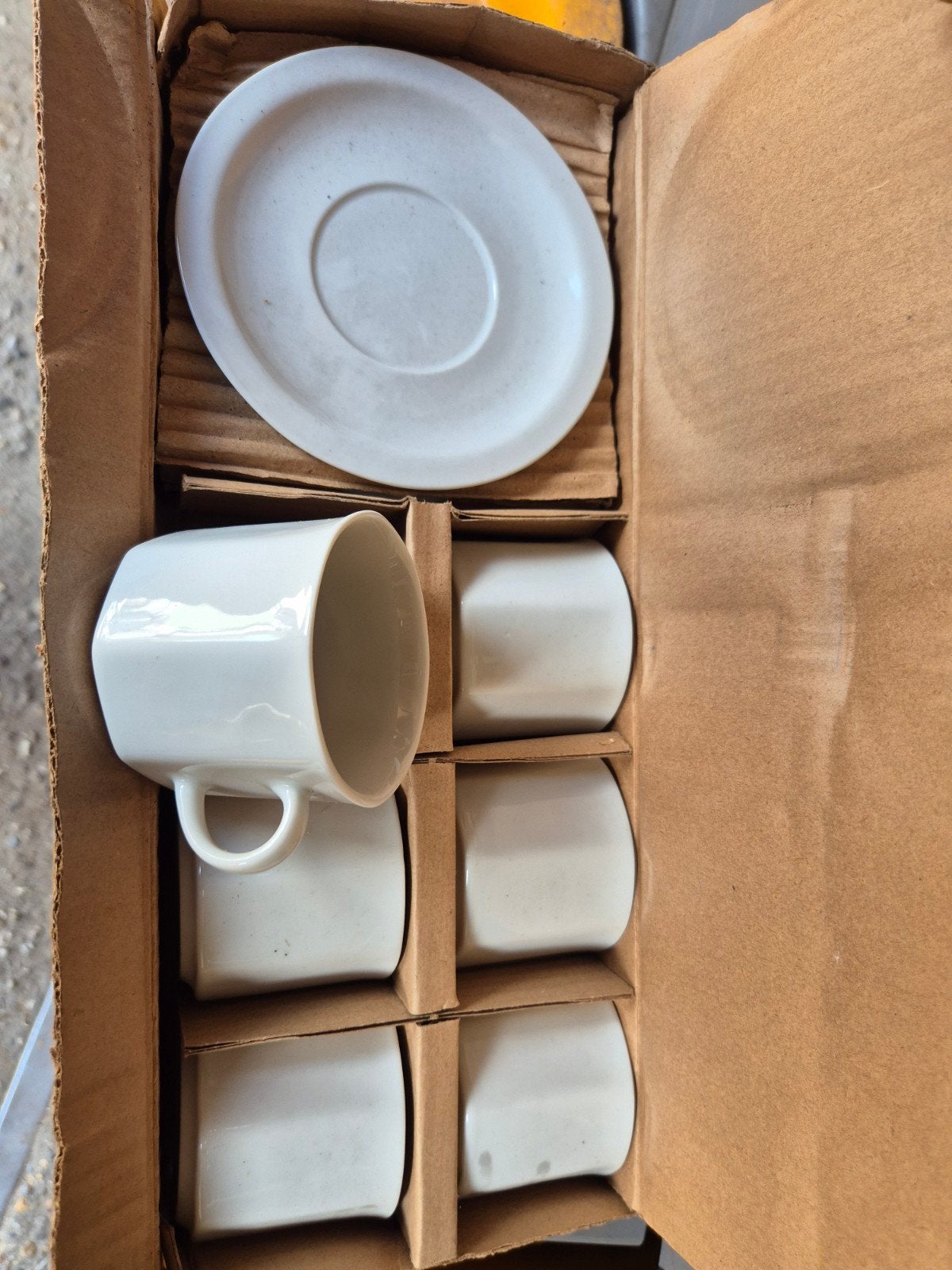 Set van 60 witte espresso kopjes met schoteltjes, Huis en Inrichting, Nieuw, Ophalen of Verzenden, Overige stijlen, Kop(pen) en/of Schotel(s)
