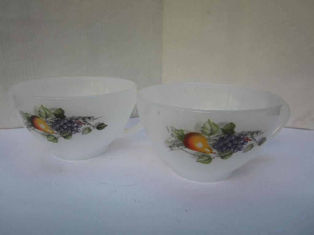 2 oude arcopal kopjes met fruit motief, Huis en Inrichting, Keuken | Servies, Ophalen of Verzenden, Zo goed als nieuw, Wedgwood