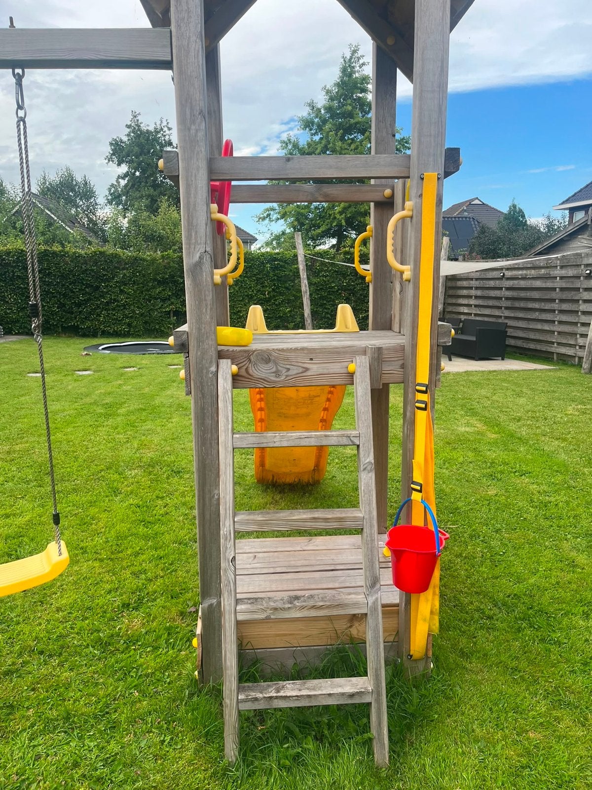 Houten speeltoestel met glijbaan en schommels, Kinderen en Baby's, Speelgoed | Buiten | Speeltoestellen, Ophalen, Gebruikt, Glijbaan