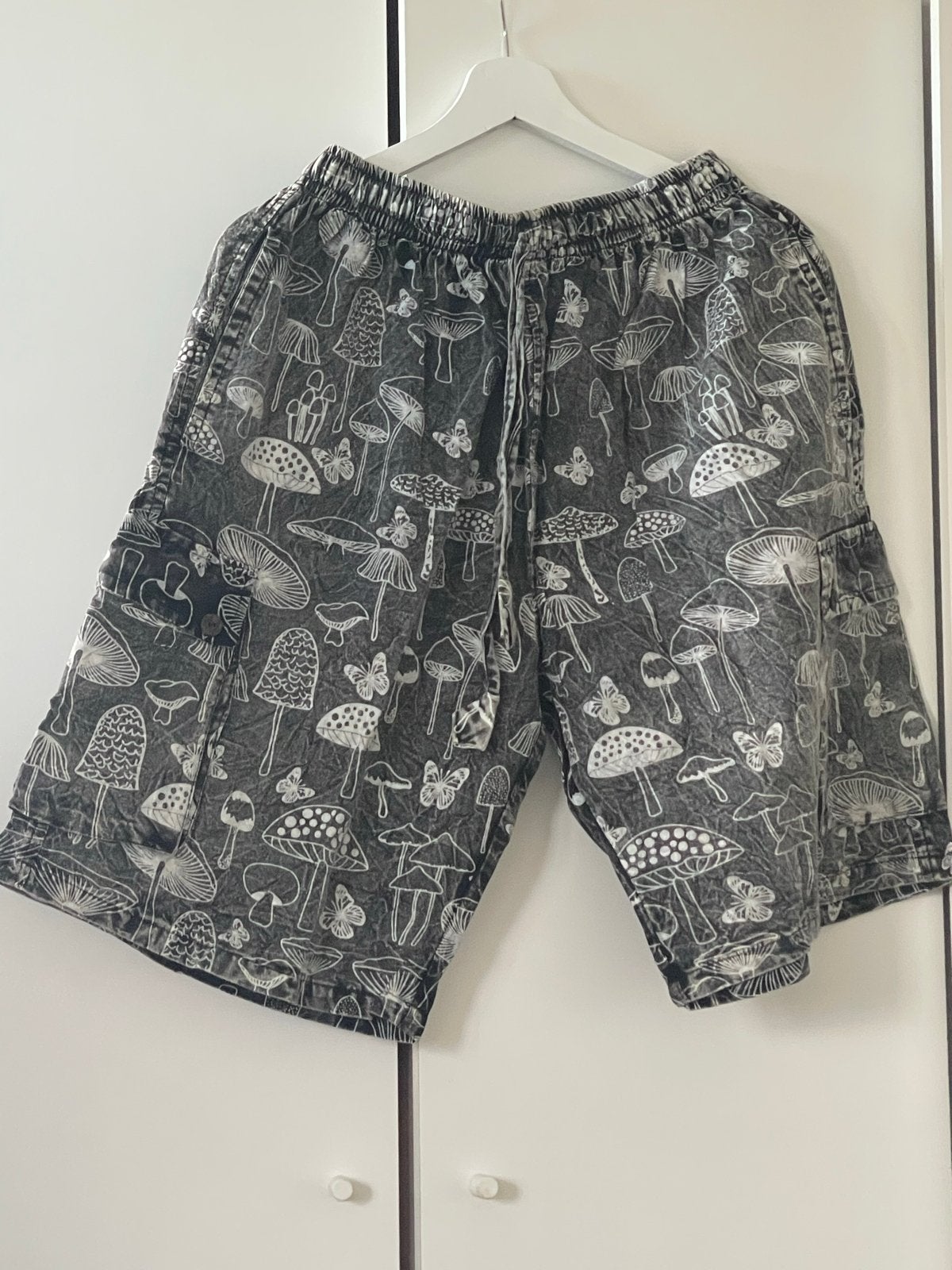 Zwarte shorts met paddenstoelenprint, Kleding | Dames, Maat 38/40 (M), Zwart, Ophalen of Verzenden, Zo goed als nieuw