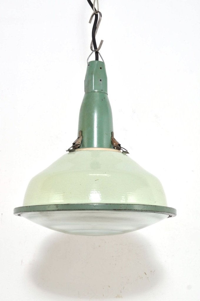 Vintage hanglamp geëmailleerd fabriekslamp bol glas 50s