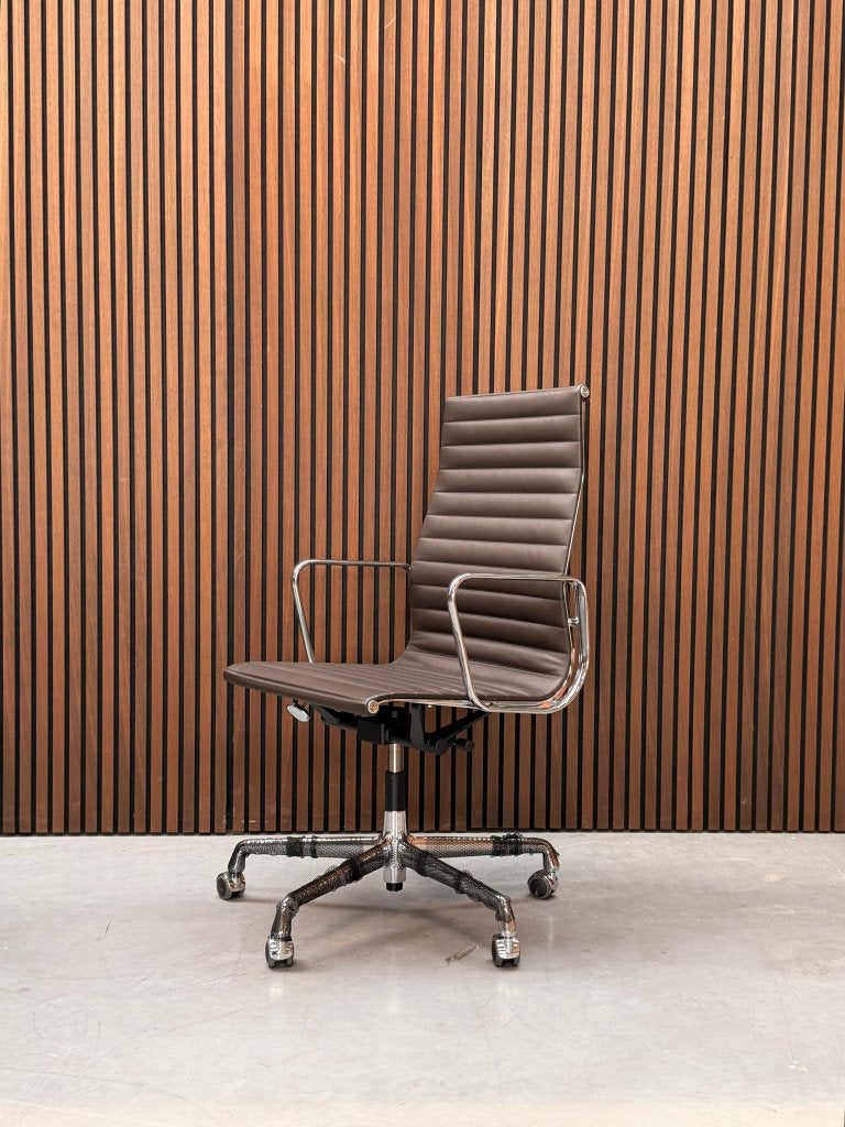 Vitra Eames Alumium chair - EA 119