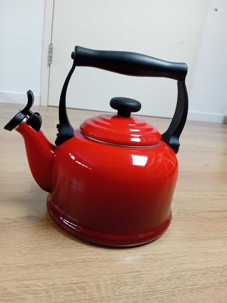 Le Creuset Fluitketel Waterkoker Rood., Huis en Inrichting, Nieuw, Ophalen of Verzenden, Schaal of Schalen, Overige stijlen