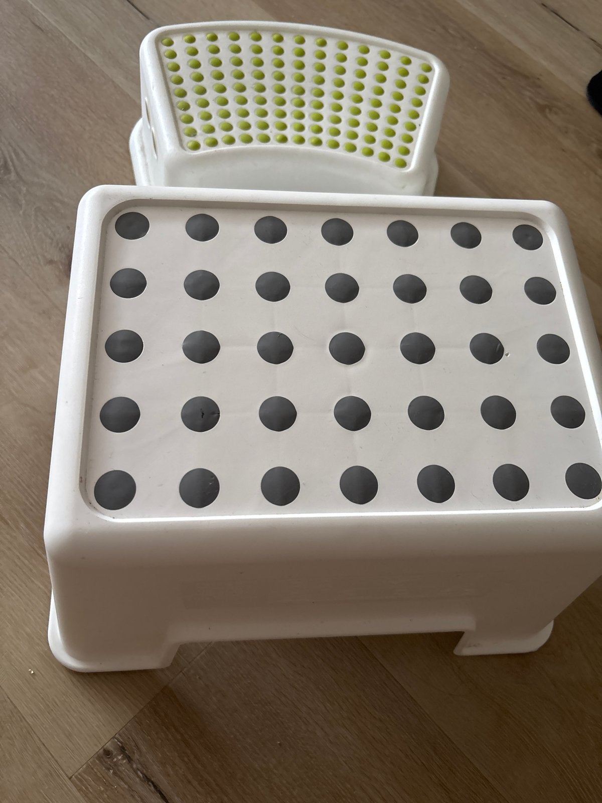 Twee IKEA krukjes - Ideaal voor kinderen of als opstapje, Huis en Inrichting, Krukjes, Gebruikt, Kunststof, Ophalen