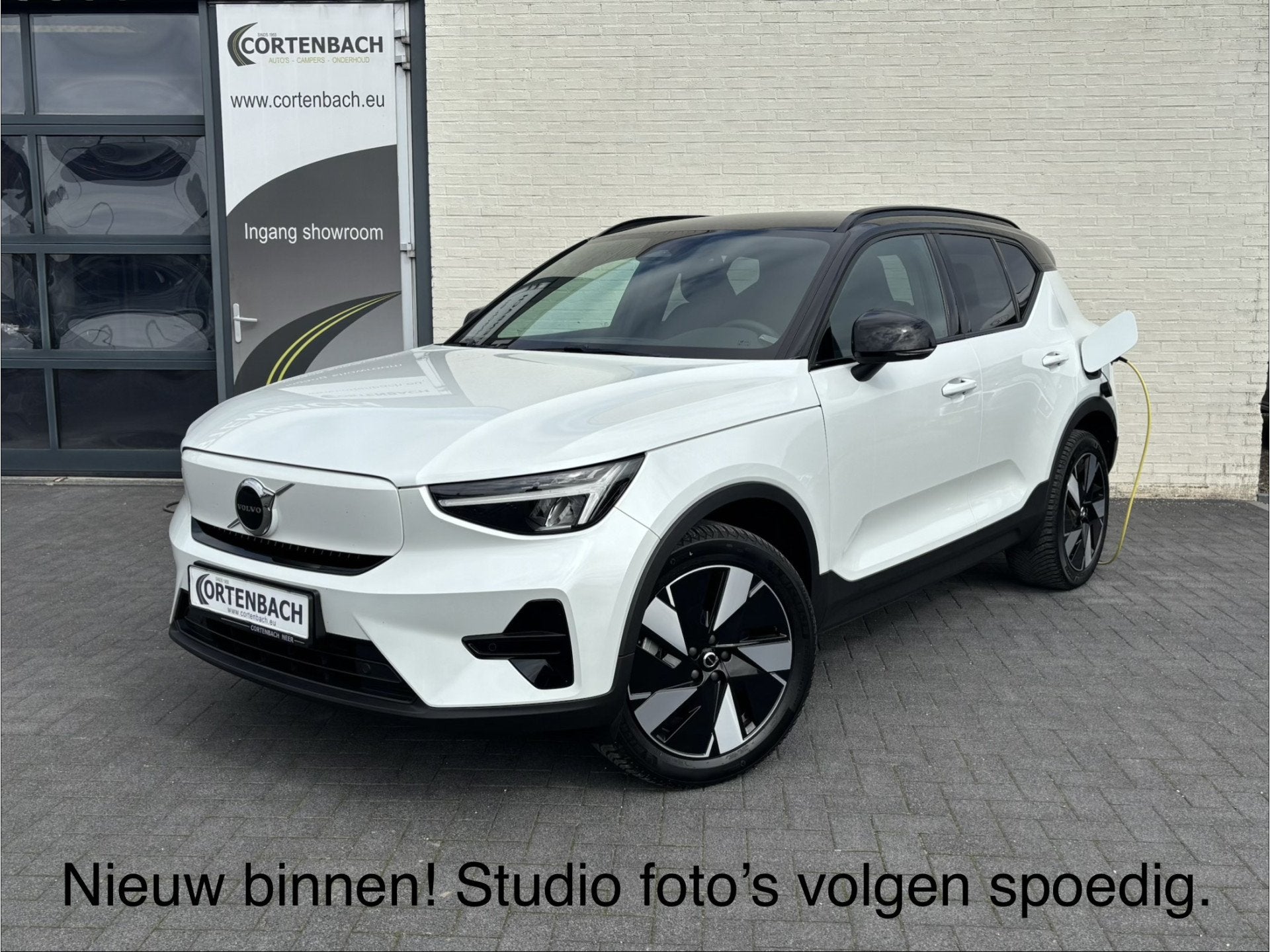 Volvo XC40 Single Motor Extended Range Plus 82 kWh | Zwenkba, Auto's, Gebruikt, Zwart, Automatische klimaatregeling, Wit