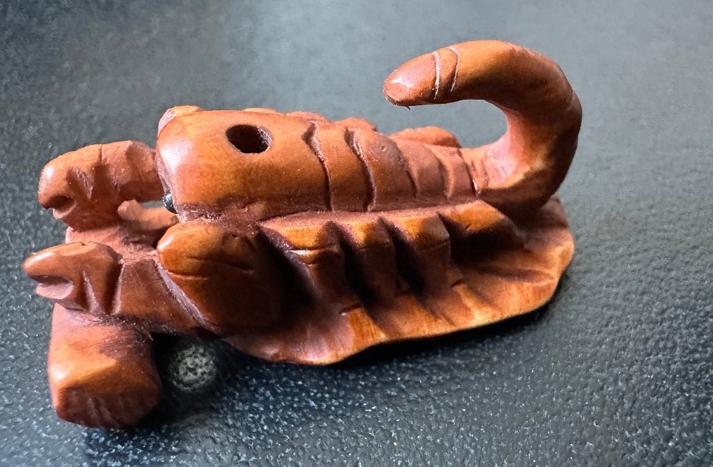Ojime in buxushout van een schorpioen Japan, Antiek en Kunst, Kunst | Niet-Westerse kunst, Bruin, 3 cm, Ophalen of Verzenden, Japan