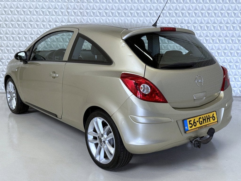 Opel Corsa 1.2-16V Enjoy AUTOMAAT / Nieuwe distributiekettin, Auto's, Opel, 1229 cc, Beige, Origineel Nederlands, Bedrijf