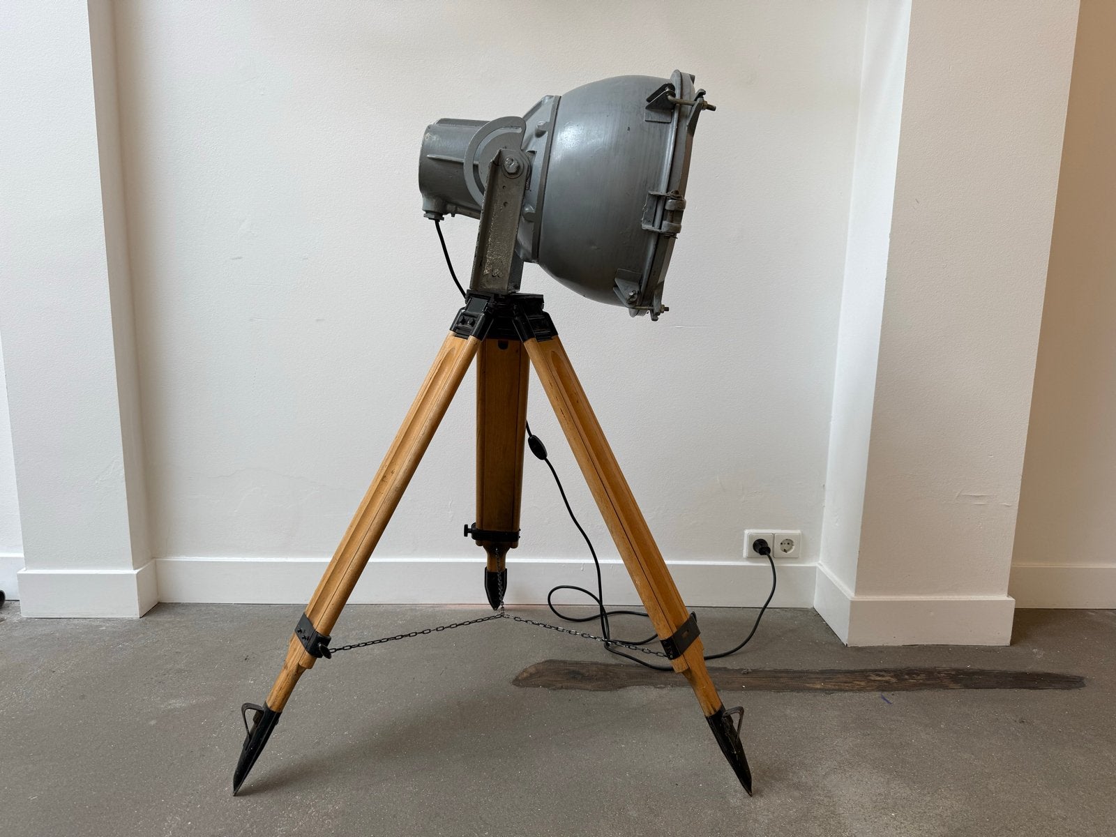 Vintage theaterlamp / schijnwerper op houten statief, Antiek en Kunst, Ophalen