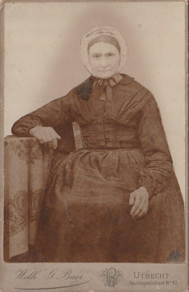 Antieke foto van vrouw in klederdracht, Utrecht (voor 1940), Verzamelen, Gebruikt, Verzenden, Foto, Klederdracht