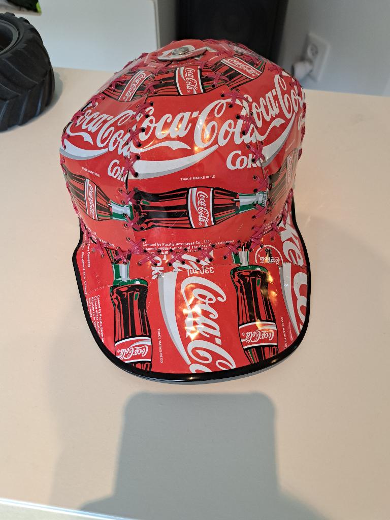 blikken Coca Cola pet, Verzamelen, Kleding en Patronen, Zo goed als nieuw, Hoed, Pet, of Sjaal, Verzenden