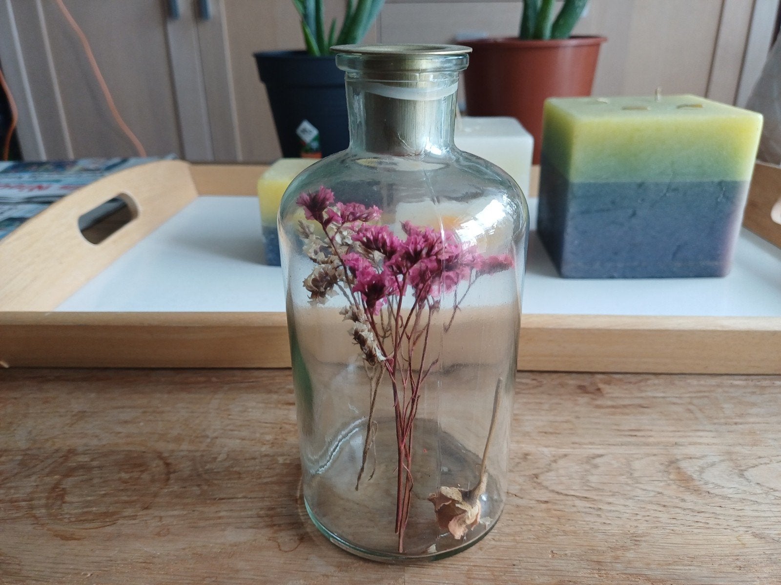 Klein vaasje met gedroogt bloemetje, Ophalen