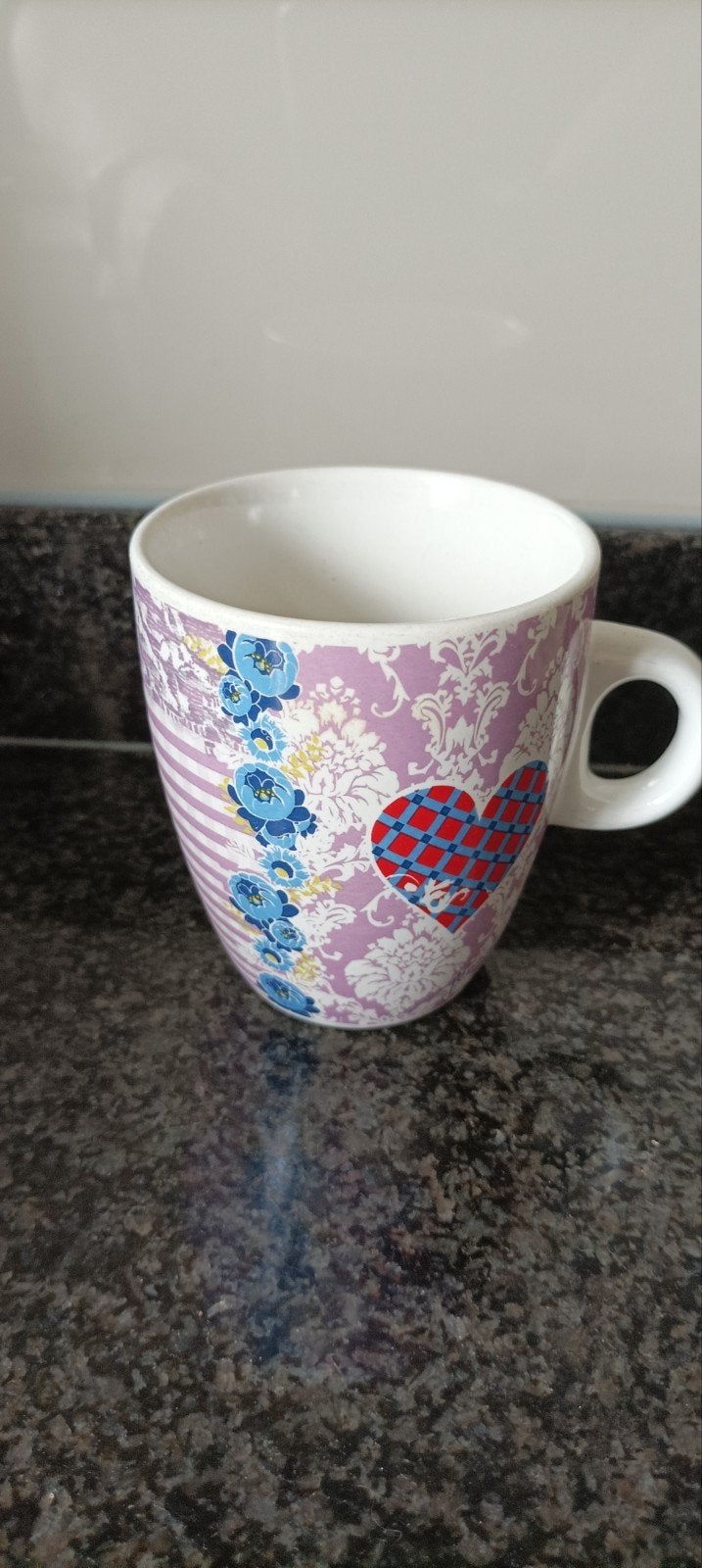 Mok met kleurrijk design, Huis en Inrichting, Gebruikt, Ophalen of Verzenden, Overige stijlen, Kop(pen) en/of Schotel(s)