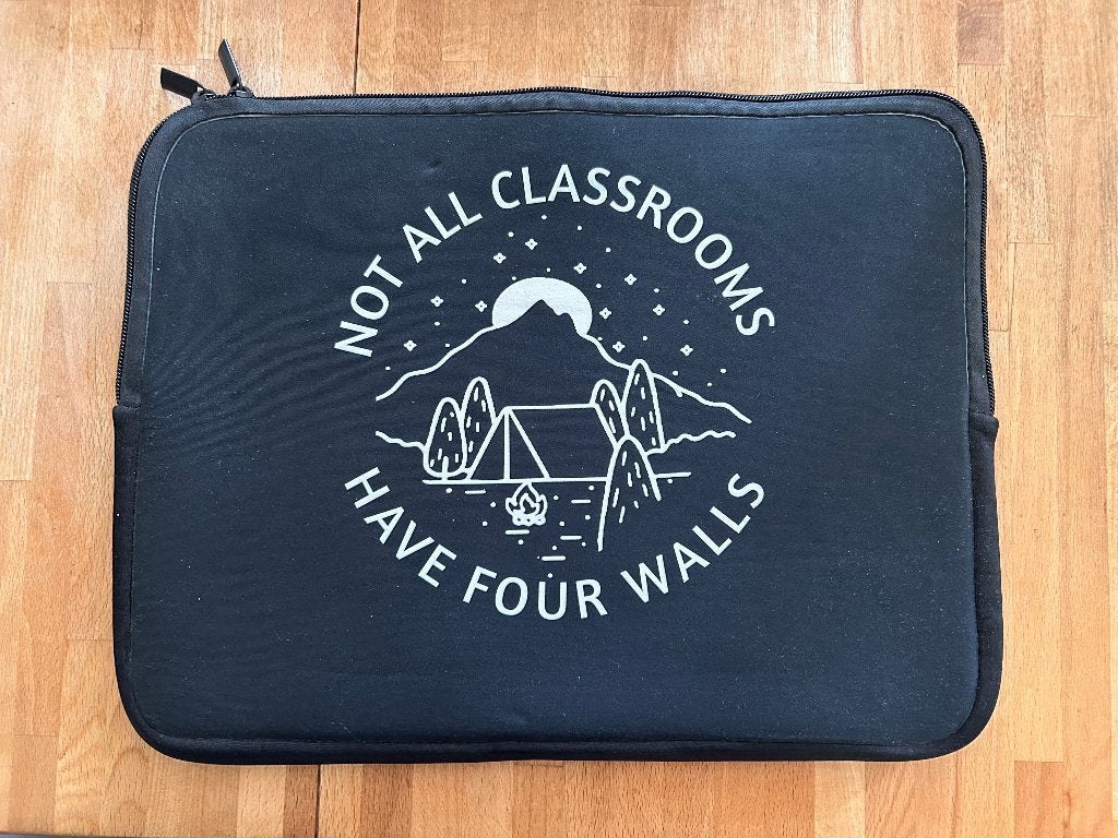 Laptophoes 15 inch sleeve zwart Not all classrooms walls, Computers en Software, Laptophoezen, Ophalen of Verzenden, 15 inch, Zo goed als nieuw