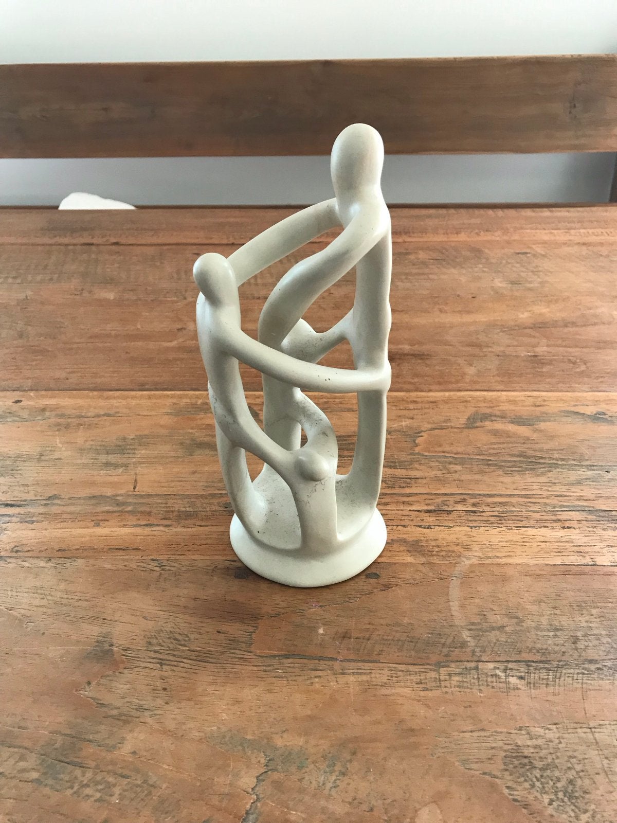 Abstracte sculptuur van familie in omhelzing, Antiek en Kunst, Groep mensen, Minder dan 20 cm, Ophalen of Verzenden, Handgemaakt