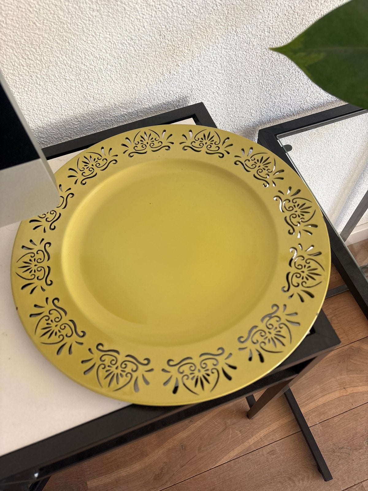 Decoratief geel bord met uitgesneden patroon, Ophalen of Verzenden, Zo goed als nieuw, Bord(en), Overige stijlen
