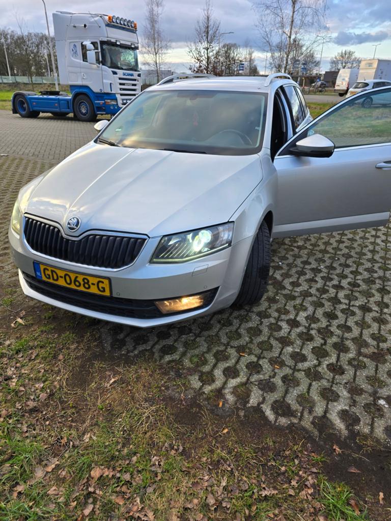 Skoda Octavia 1.2 TSI 77KW Comdi DSG 2015 Grijs, Auto's, Skoda, Euro 5, 4 cilinders, Origineel Nederlands, 630 kg