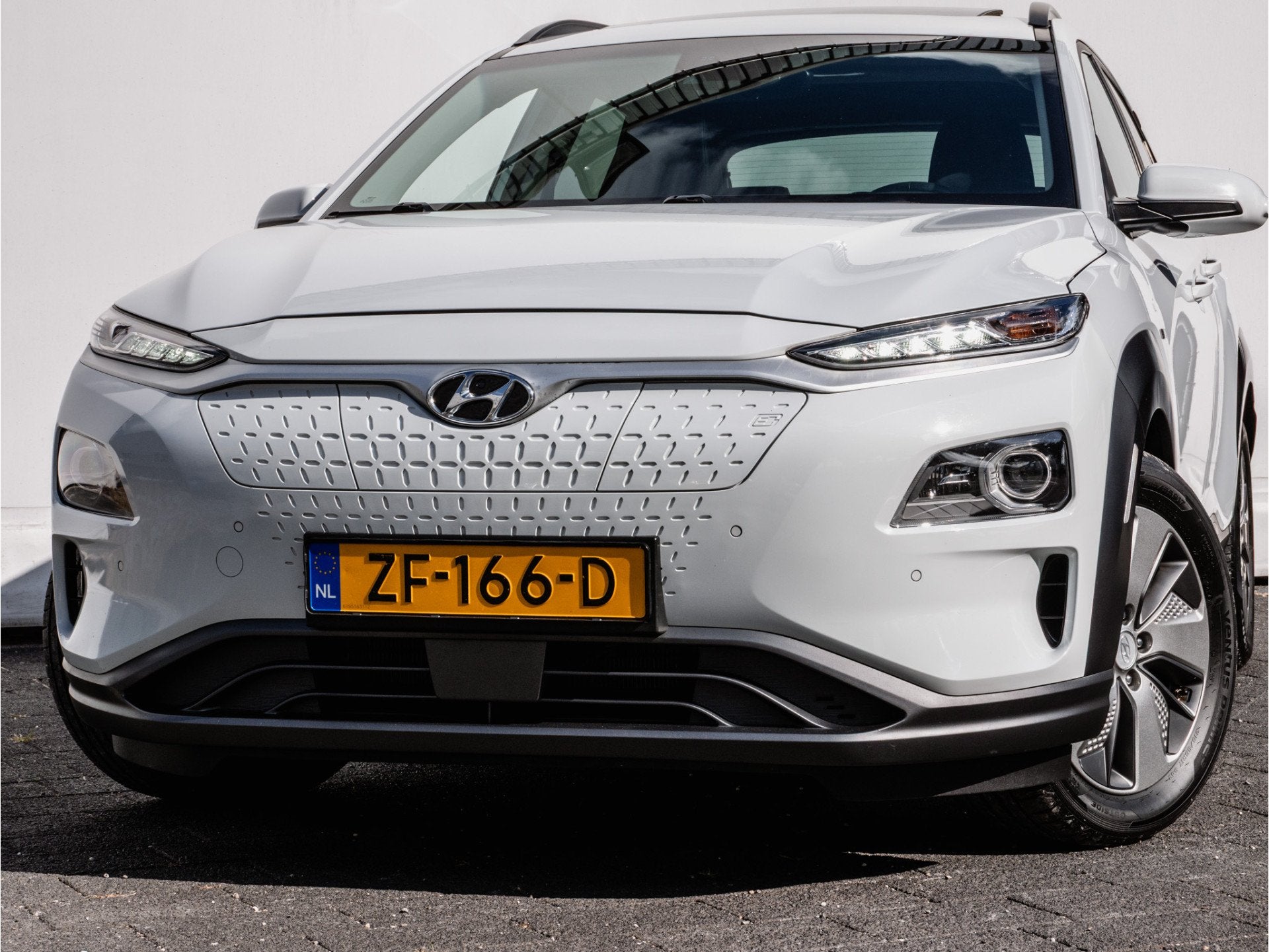 Hyundai KONA EV Premium 64 kWh Warmtepomp/ Stuur+stoelverwar, Auto's, Hyundai, Gebruikt, Zwart, Met garantie (alle), Wit