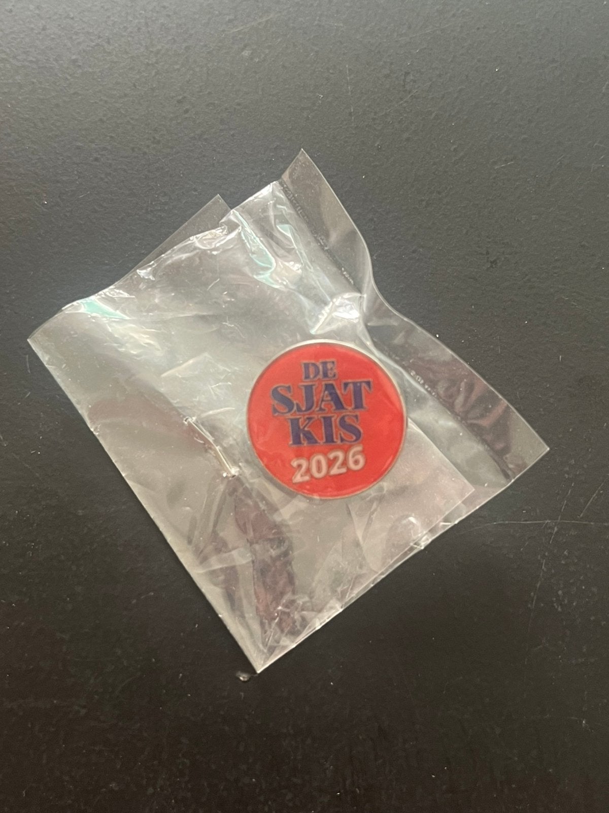 Nieuwe pin van De Sjatkis uit 2026, Verzamelen, Speldje of Pin, Overige onderwerpen, Nieuw, ?