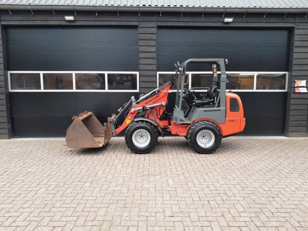 Weidemann 1250 cc 35 minishovel NL kenteken Brede banden, Wiellader of Shovel