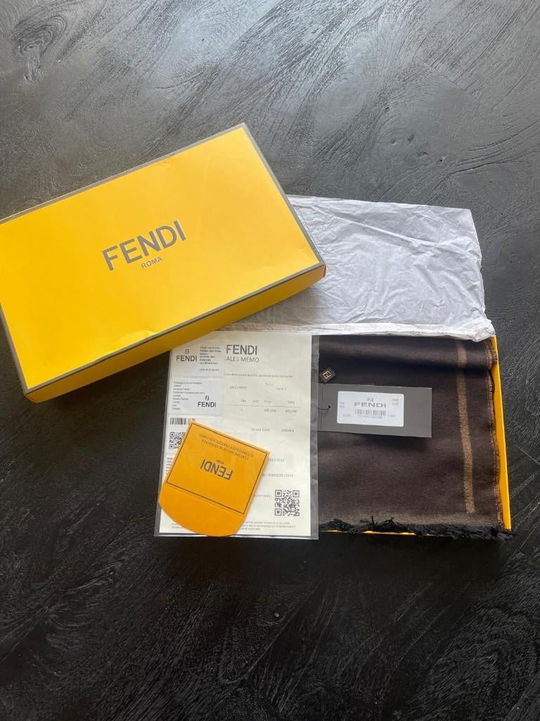 Fendi Scarf, Ophalen