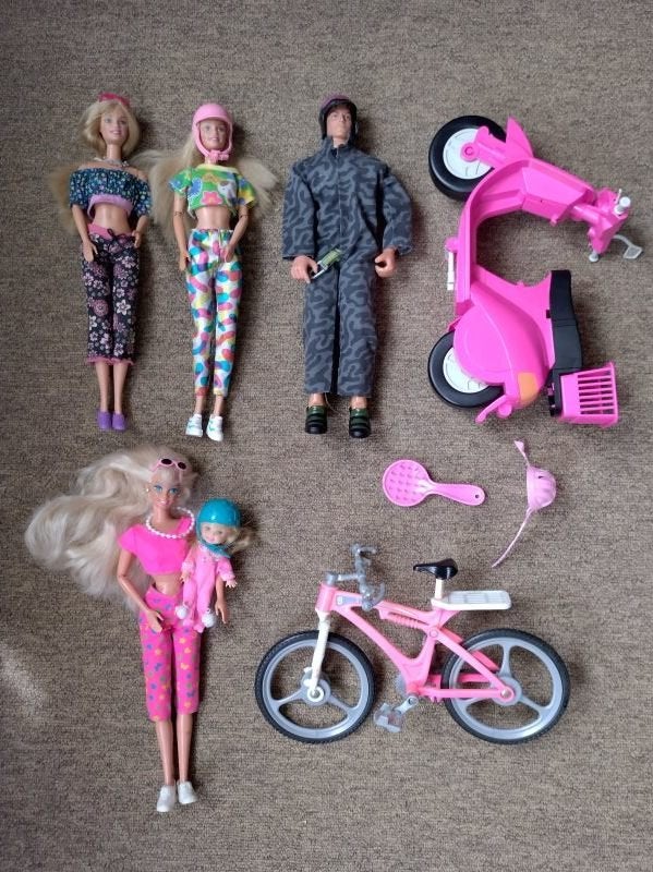 Barbie op de fiets en scooter en Lanard Toys actie man, Kinderen en Baby's, Speelgoed | Poppen, Ophalen of Verzenden, Zo goed als nieuw