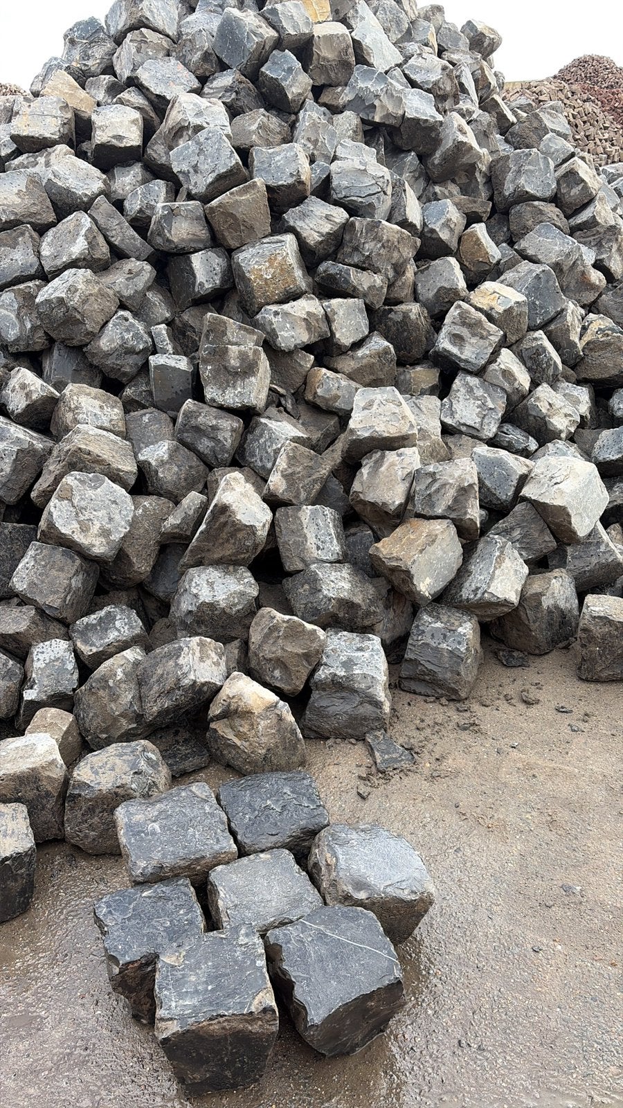 Aanbieding kasseien basalt lava, Ophalen, Zo goed als nieuw