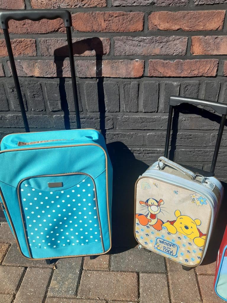 Verschillende kinderkoffers, sommige met wieltjes, Ophalen