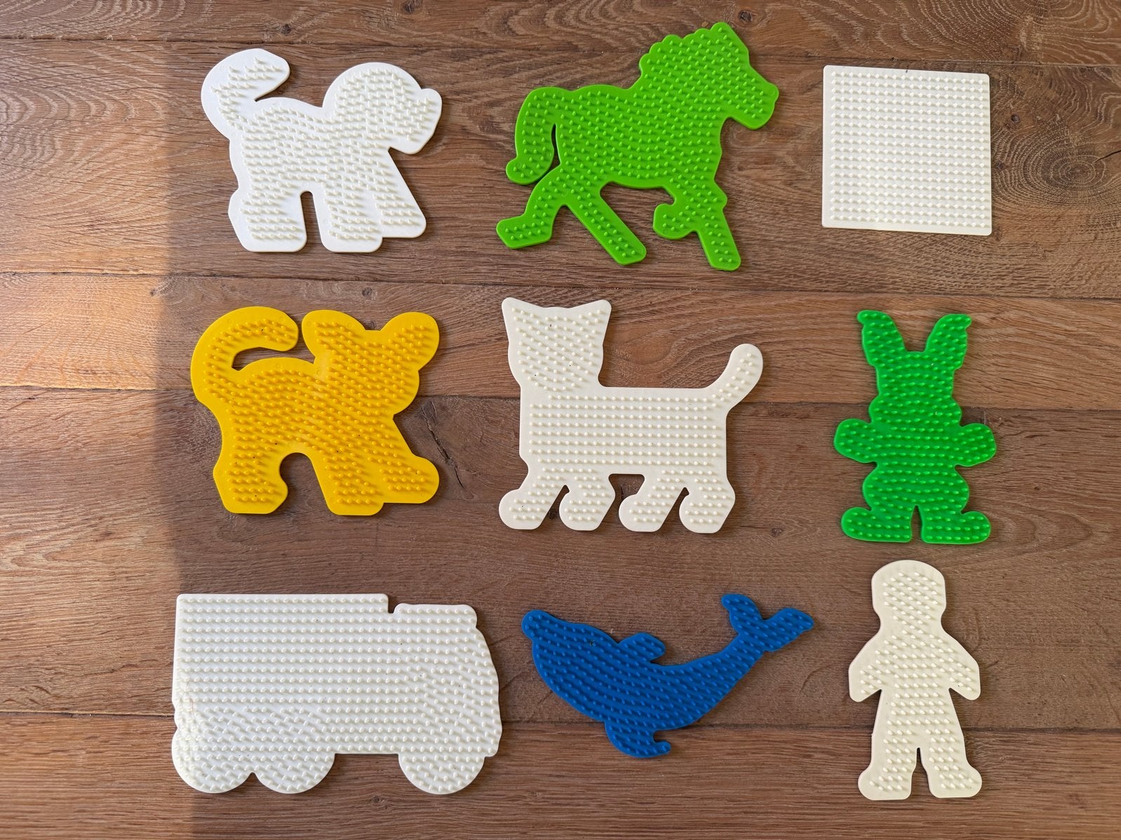Hama 11 bordjes voor strijkkralen met inspiratieboekjes, Ophalen of Verzenden, Zo goed als nieuw, Knutselen