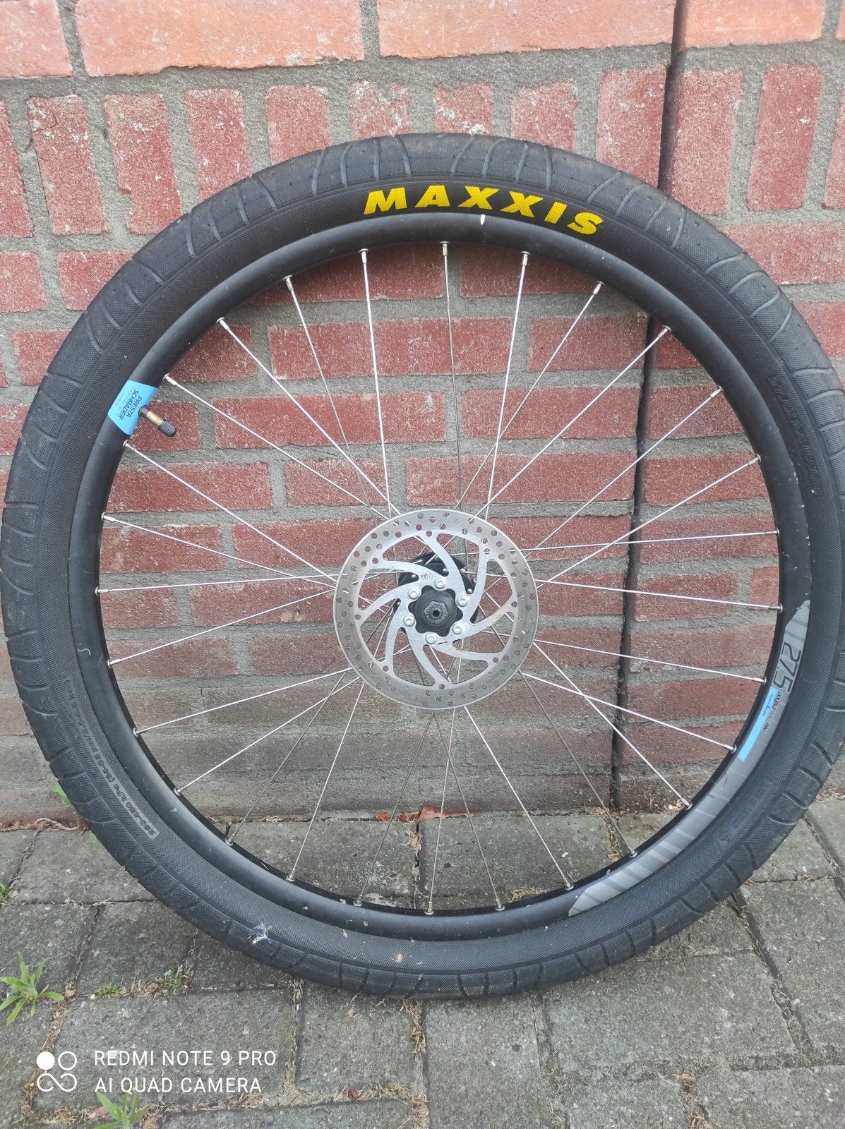 Voorwiel 27,5 inch met schijfrem en Maxxis band