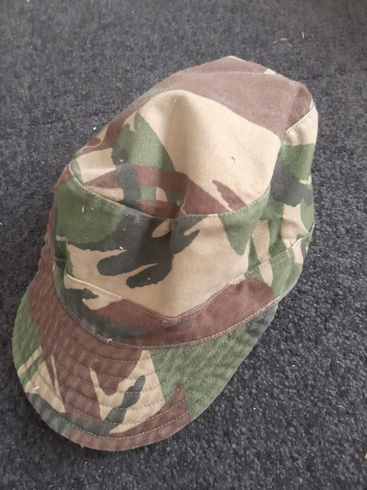 KL Camouflage Pet - Maat 56 cm, Ophalen of Verzenden, Gedragen, Hassing-Amersfoort, Pet