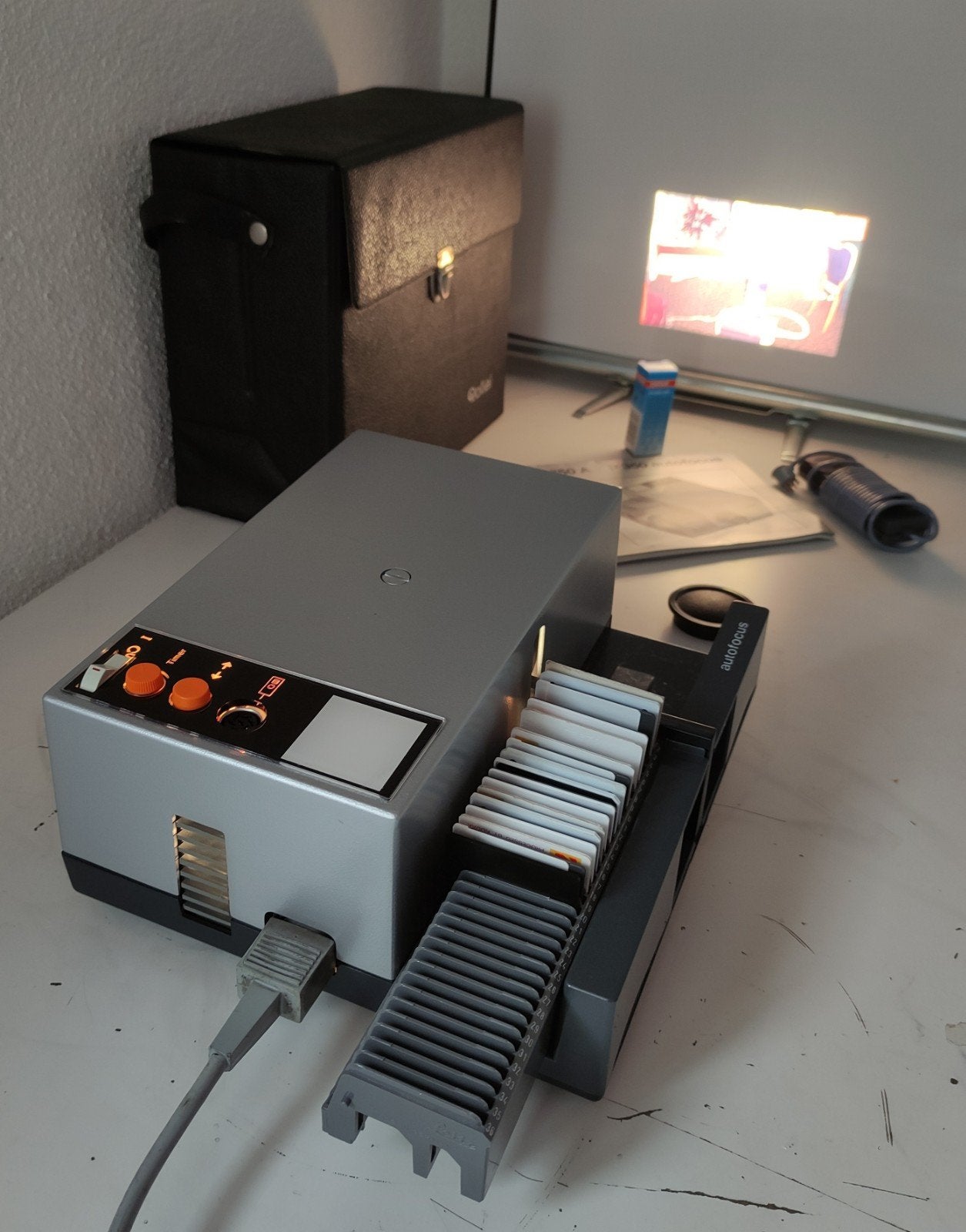 ROLLEI P 350 AF DIAPROJECTOR in TAS en NIEUWE RESERVELAMP, Audio, Tv en Foto, Diaprojectors, Ophalen of Verzenden