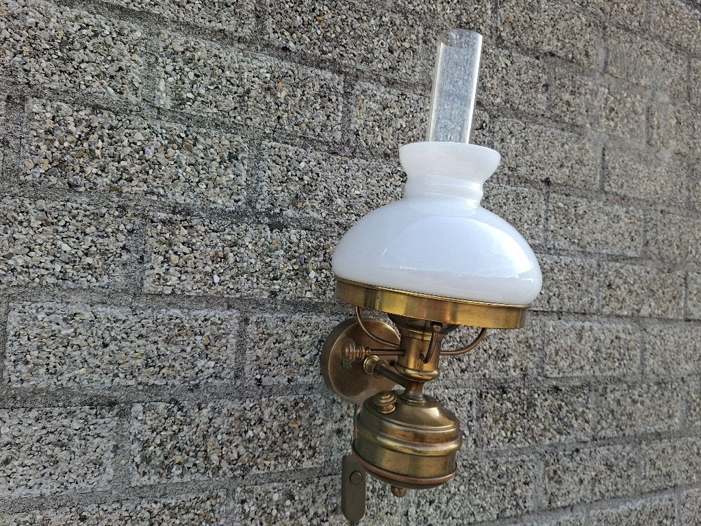 schitterende vintage oude messing wandlamp + melkglazenkap, Antiek en Kunst, Ophalen of Verzenden