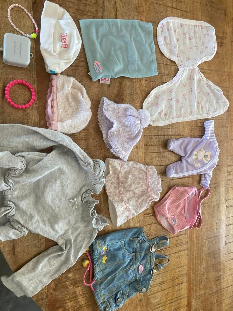 4 poppen met veel kleding en accessoires, Ophalen of Verzenden, Gebruikt, Babypop