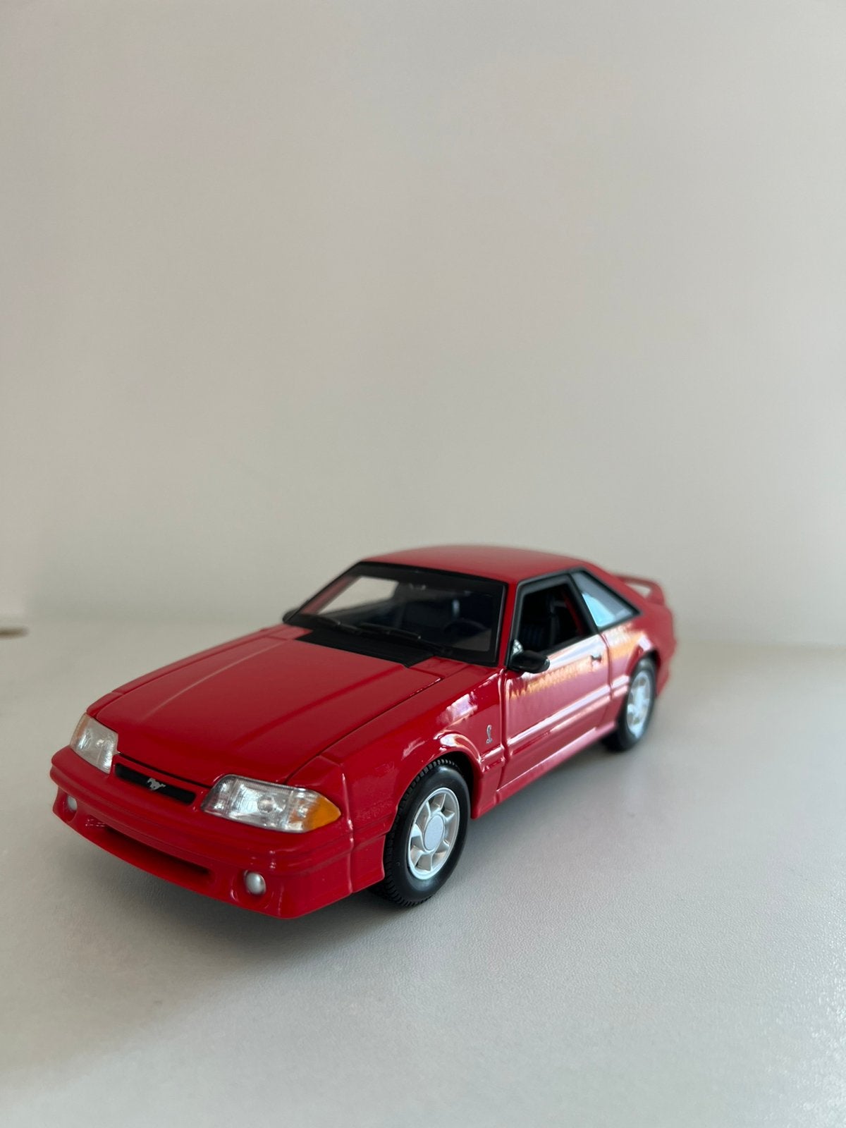 1993 Ford Mustang SVT Cobra - 1/24 - Maisto, Ophalen of Verzenden, Zo goed als nieuw, Maisto