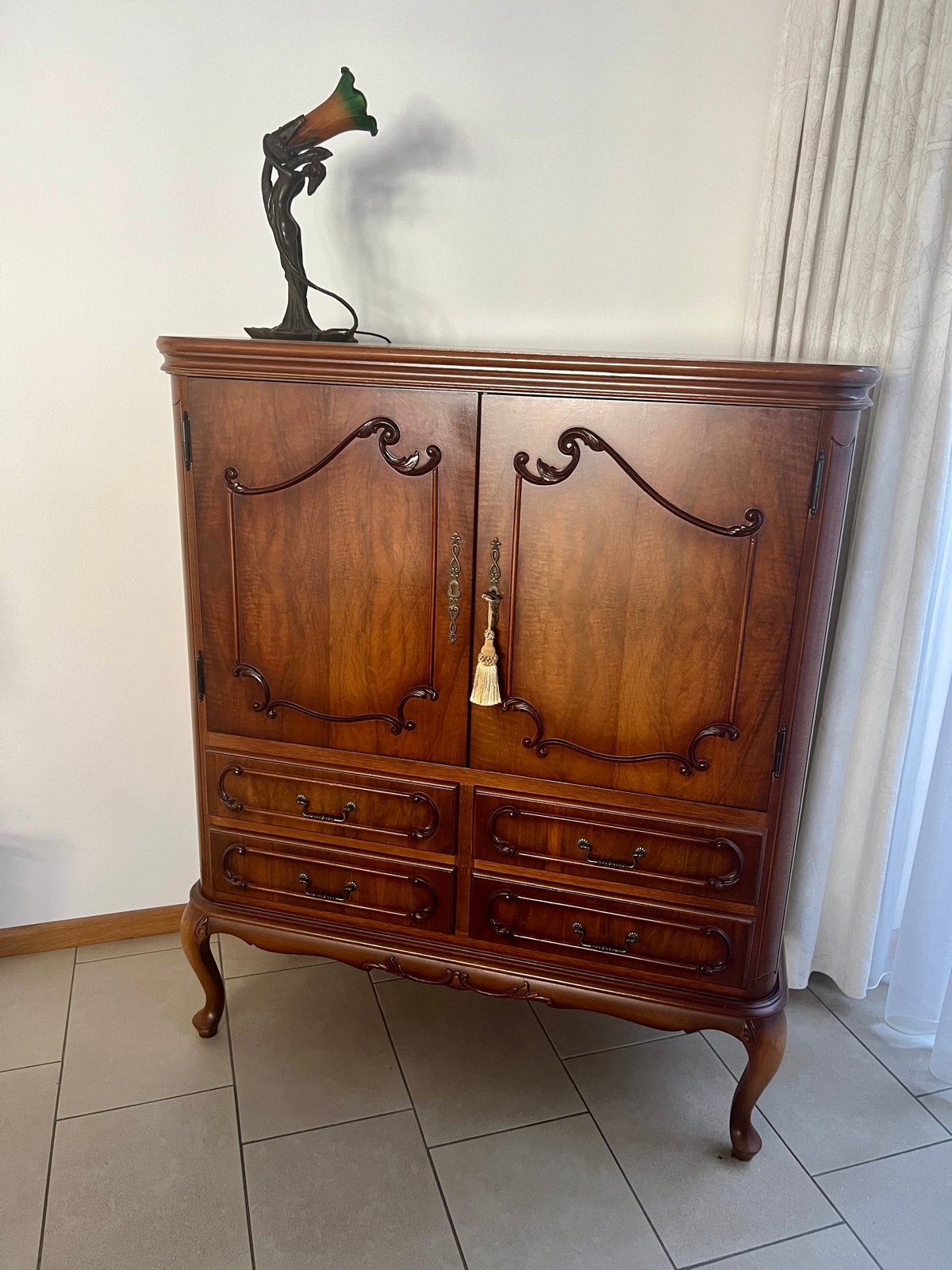 Klassieke TV-kast / Dressoir van Massief Wortelnoten Hout, Antiek en Kunst, Ophalen