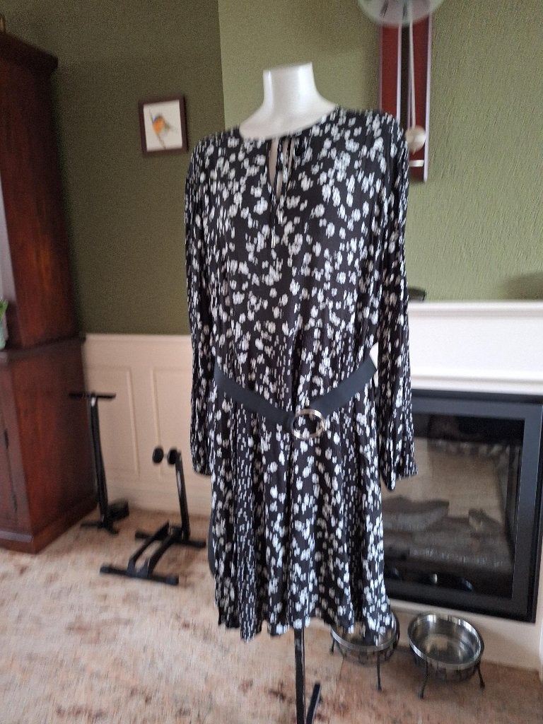 Caroline Biss zwart witte bloementjes jurk 46, Verzenden, Zwart, Maat 46/48 (XL) of groter, Zo goed als nieuw
